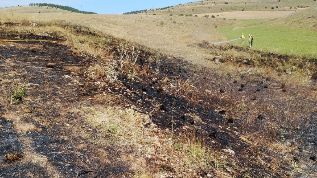 Incendio en Aylloncillo con los bomberos refrescando al fondo.