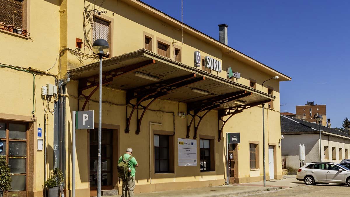 Fachada principal de la estación de Soria.