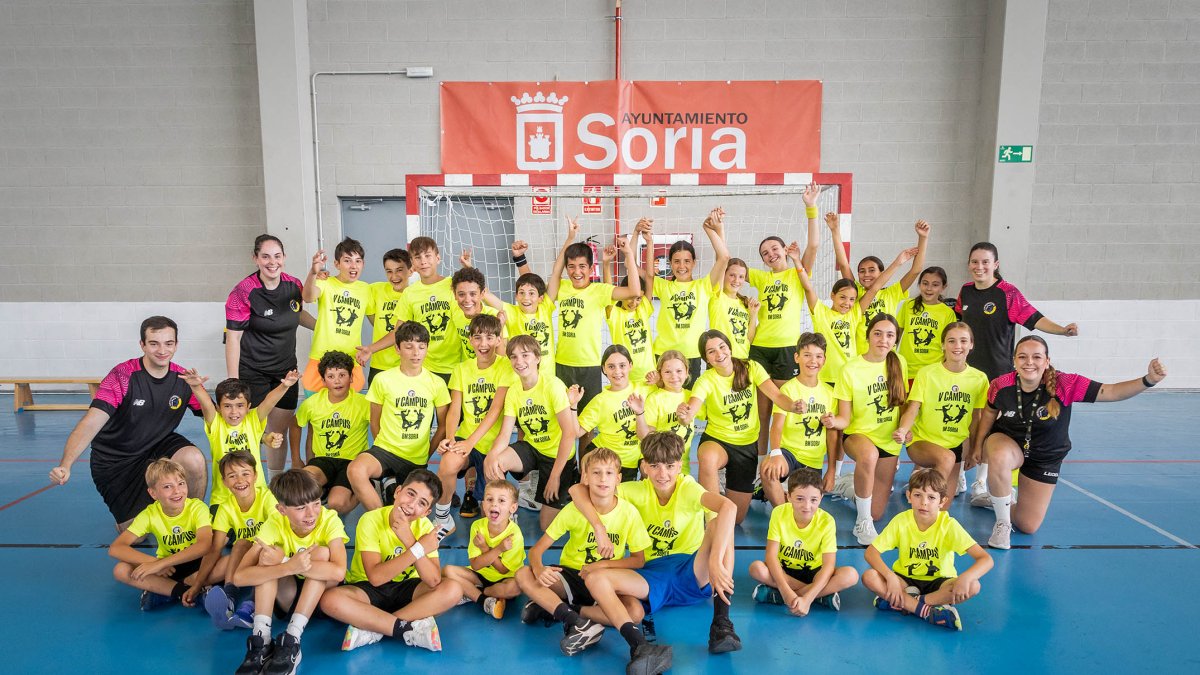 Los jóvenes que hasta el viernes participan en el V Campus del Balonmano Soria.
