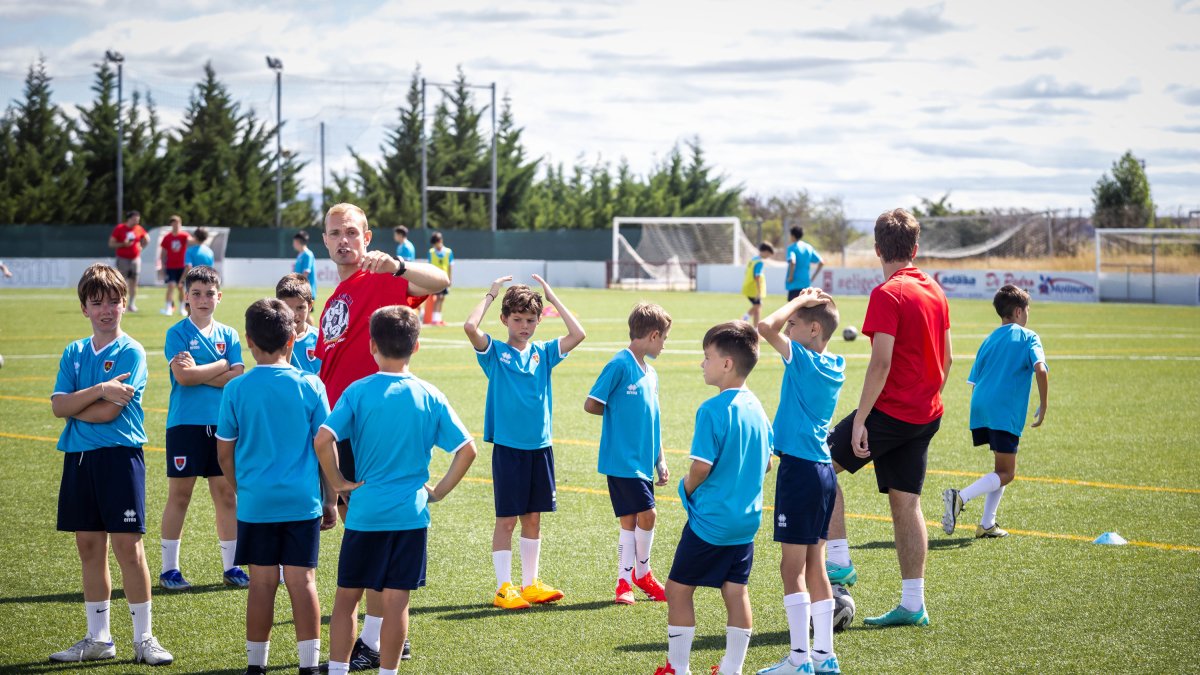 El campus del Numancia echó a andar este lunes con la participación de más de un centenar de niños.