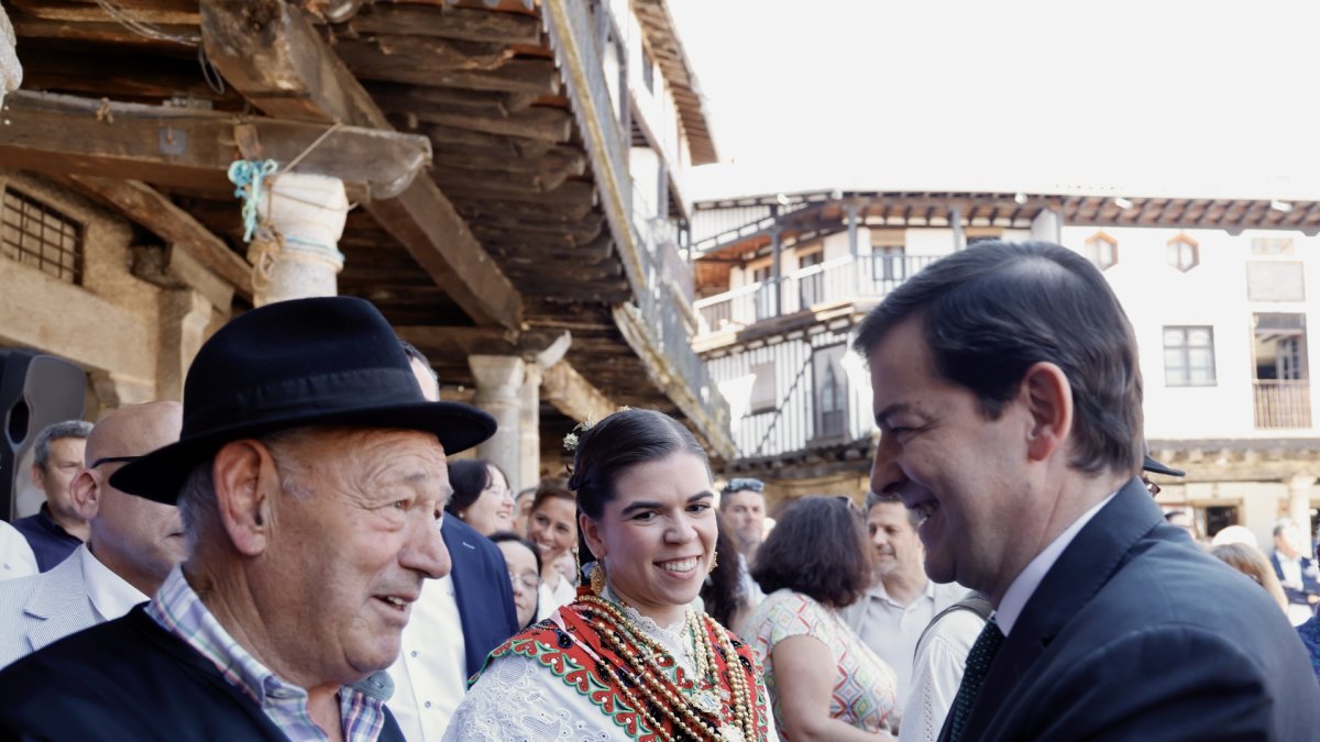 El presidente de la Junta de Castilla y León, Alfonso Fernández Mañueco, clausura el acto de Embutidos Fermín.
