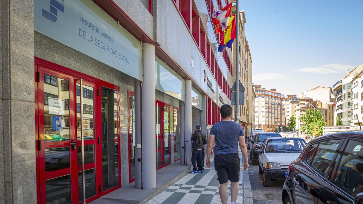 Entrada principal al edificio de la Seguridad Social en Soria.