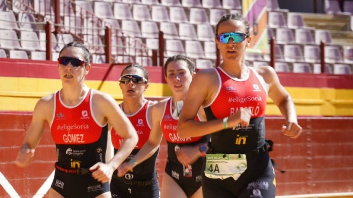 Las atletas del Deporama Triatlón Soriano compiten en Banyoles este fin de semana.