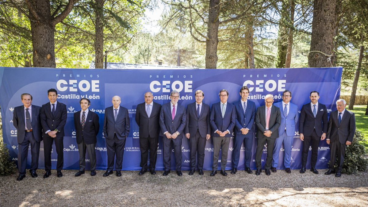 Foto de familia de los empresarios galardonados en la XXXII edición de los premios CEOE Castilla y León.