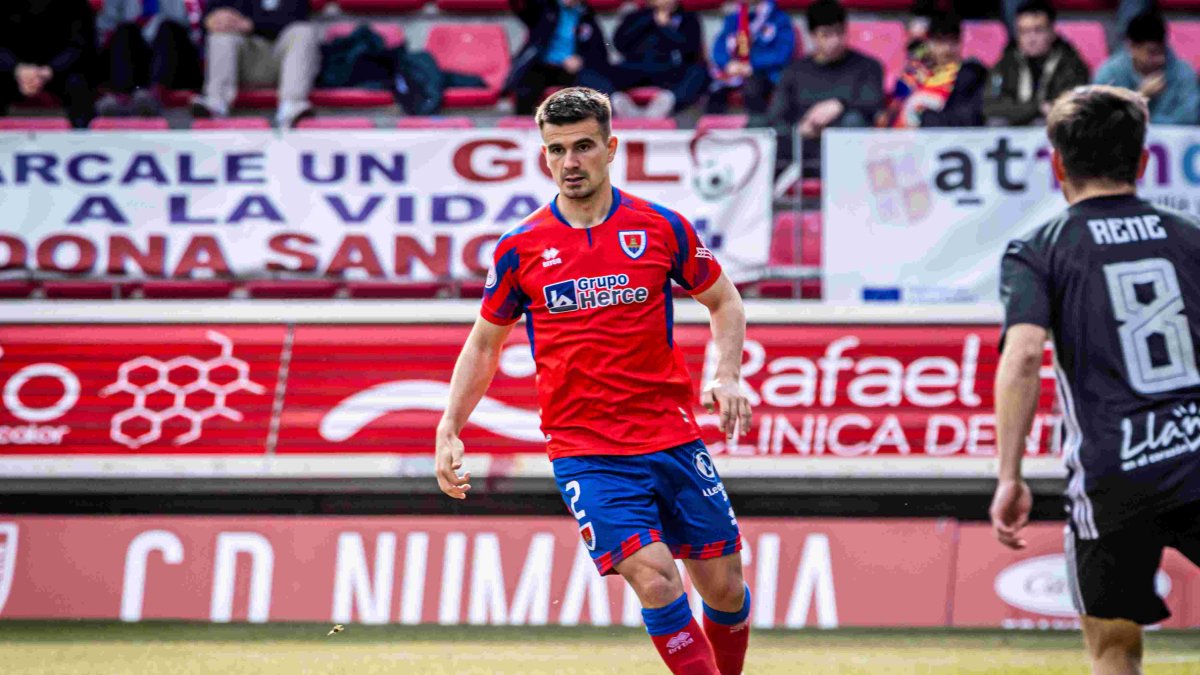 Gexan se recupera de su grave lesión de rodilla con la ilusión volver a vestir la camiseta del Numancia.