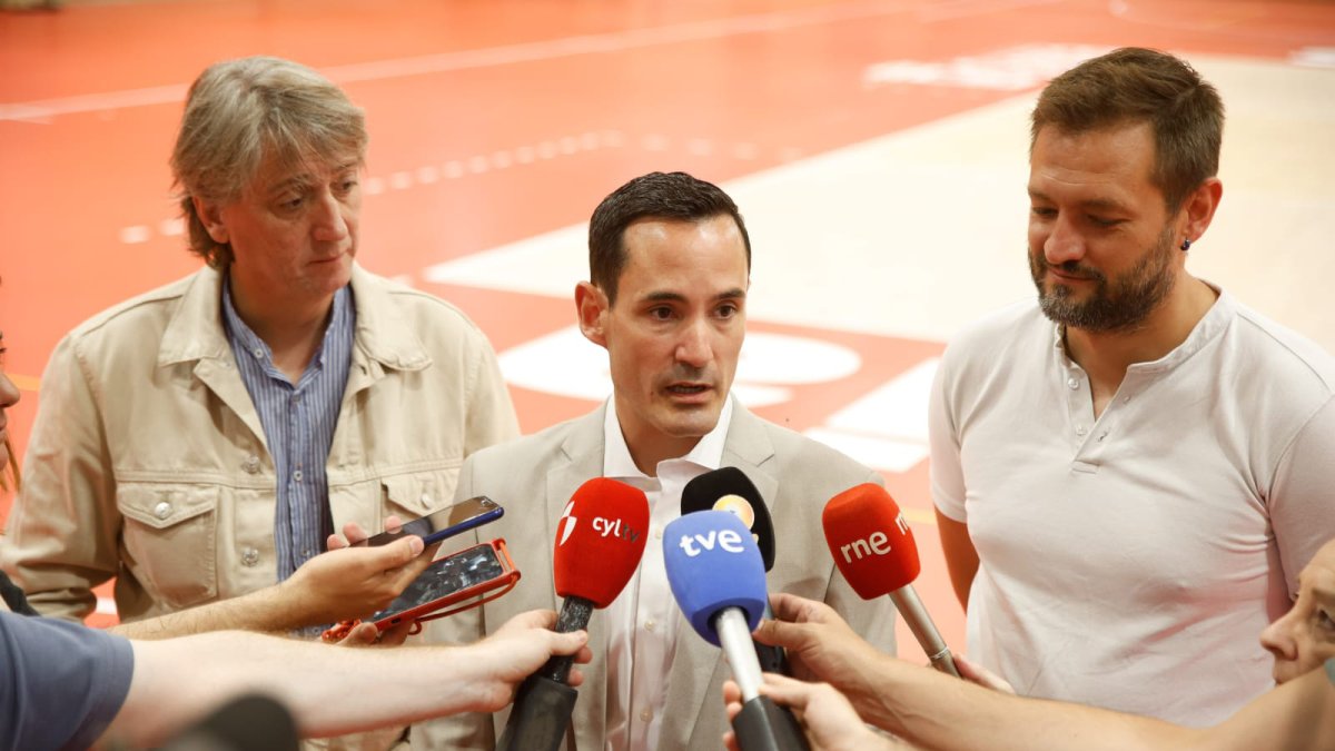 En el centro, Eduardo Rubio, de Grupo Herce, flanqueado por Carlos Martínez (izquierda) y Manu Salvador (derecha).