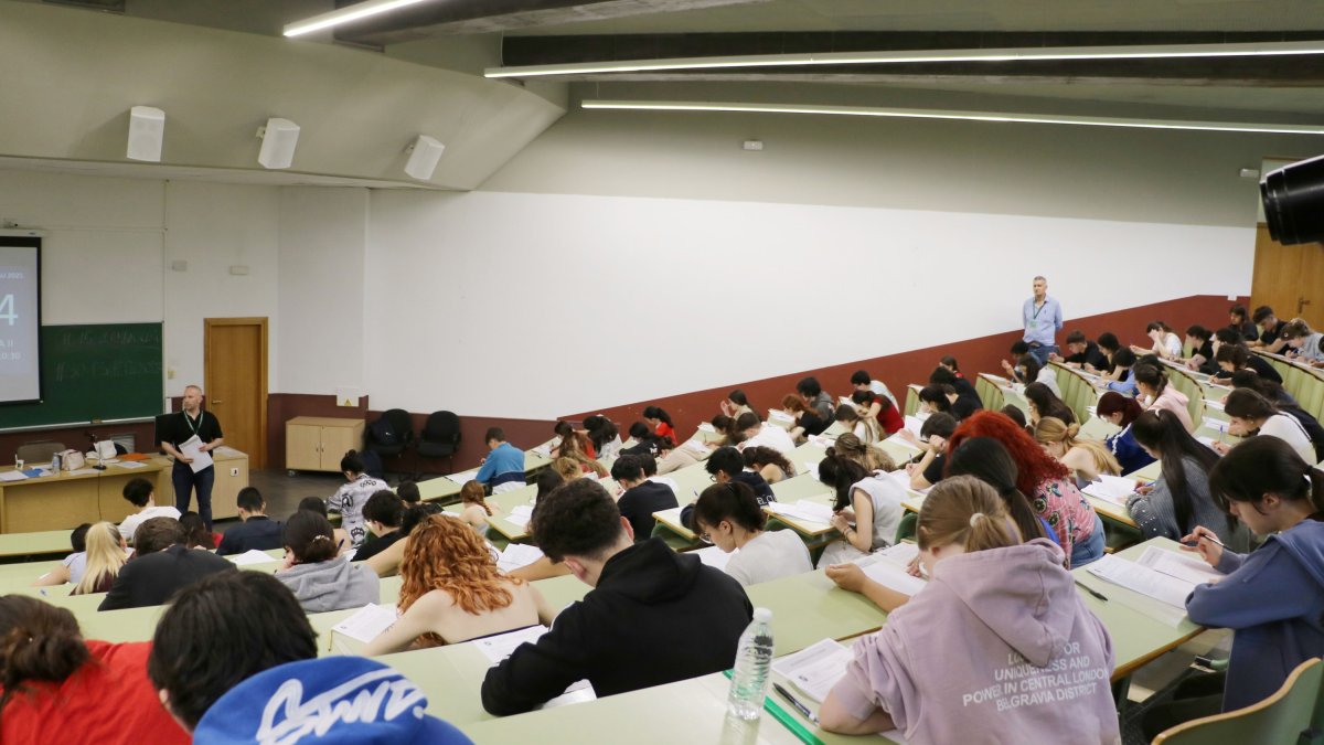 Imagen de estudiantes realizando la PAU en la Universidad de León (ULE).