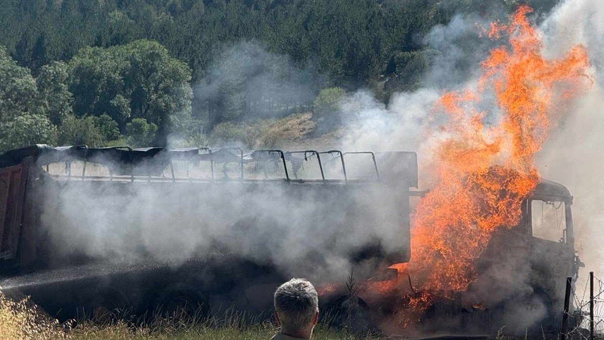 El camión incendiado en las cercanías de Berlanga de Duero.