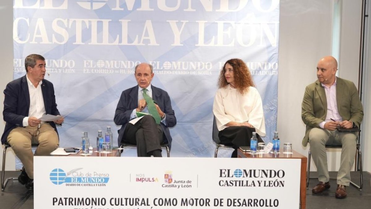 Pablo R. Lago, Ramón Castresana, Marian Revuelta y Julio César García en el Club de Prensa de El Mundo.