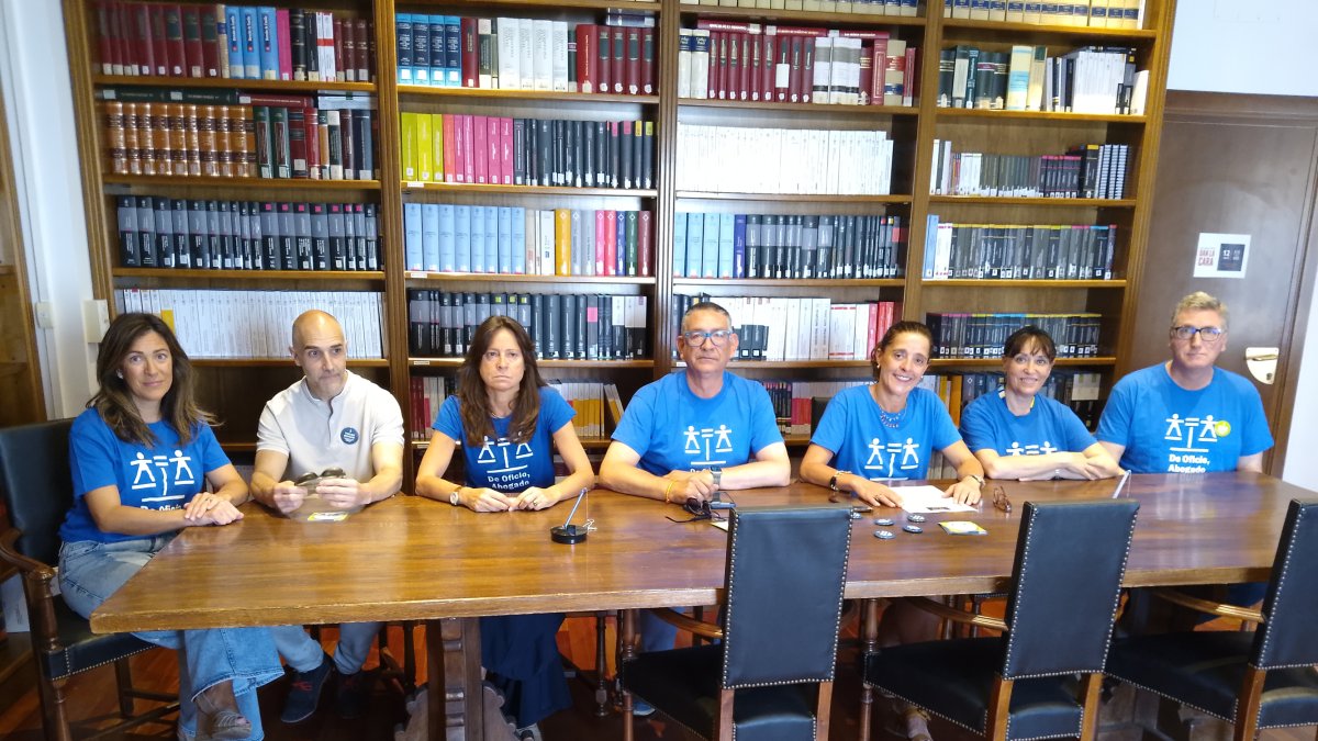 Los miembros del Colegio de Abogados en la lectura del manifiesto.