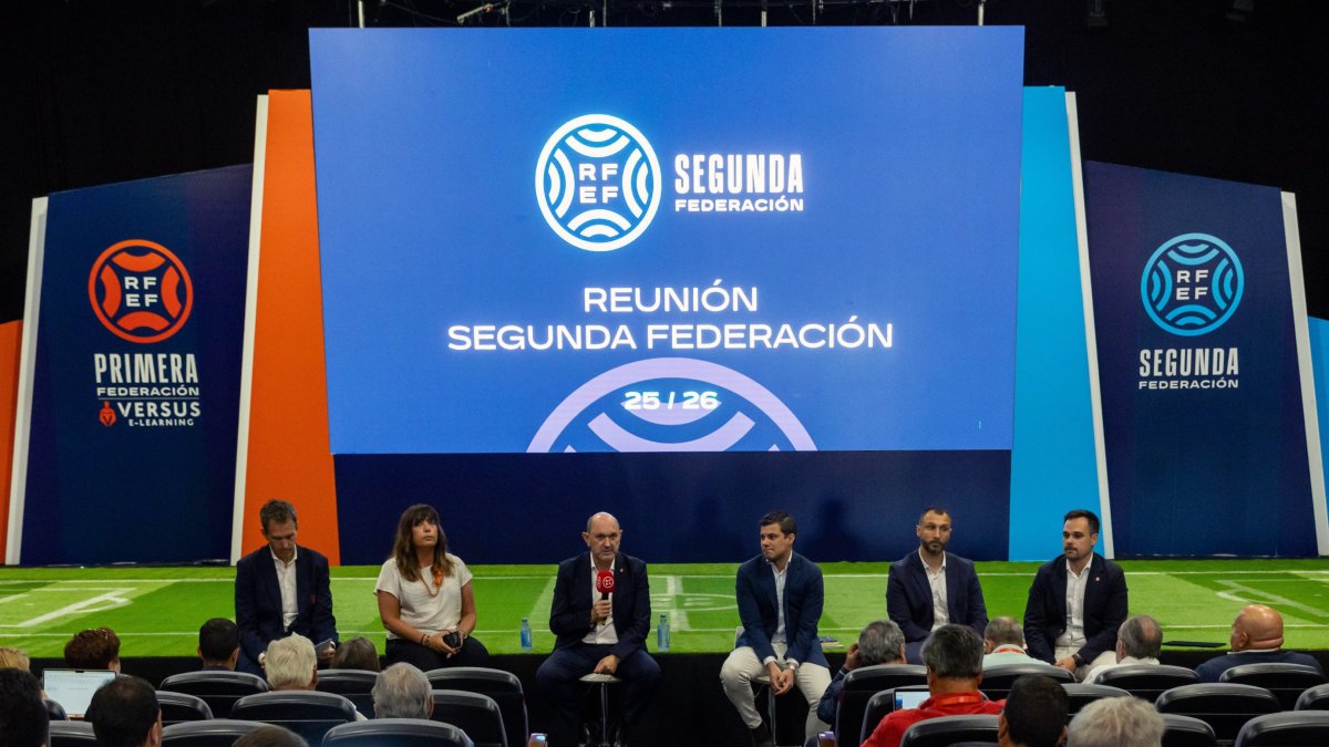 Imagen de la reunión de la Federación Española, con su presidente Rafael Louzán a la cabeza, con los clubes de Segunda RFEF