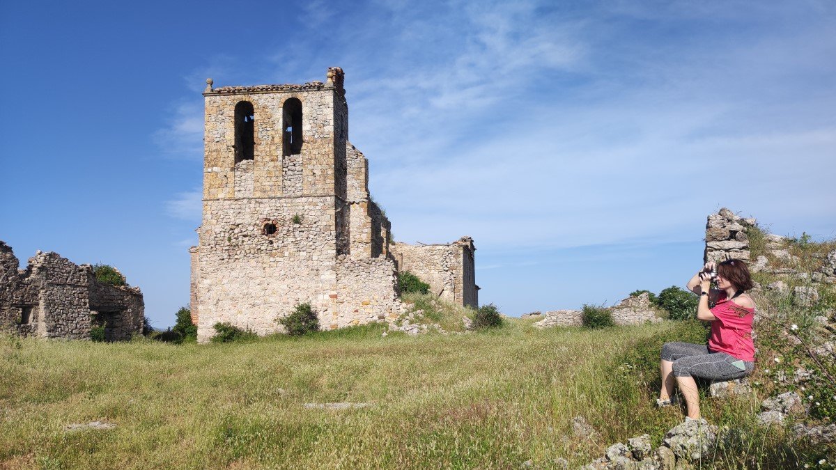 Peñalcázar con su iglesia de San Miguel y sus casas de piedra anclado en el tiempo.