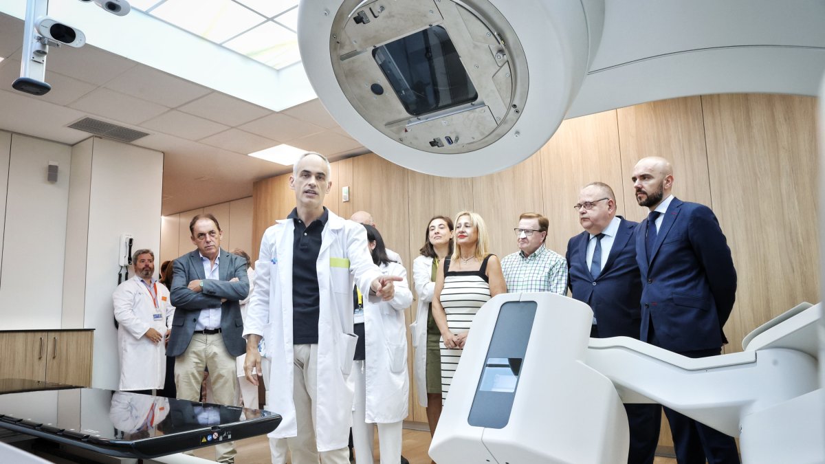 El consejero visita la unidad de radioterapia de Soria que ya entra en funcionamiento.