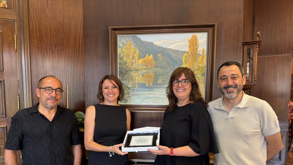 Entrega de una placa a Soria por parte de Paiporta en agradecimiento a su colaboración tras la DANA.