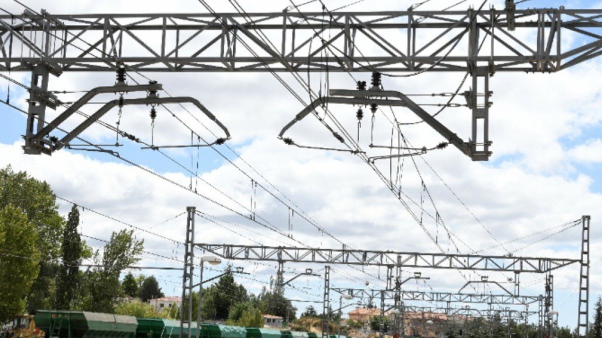 Catenaria en las vías de tren.