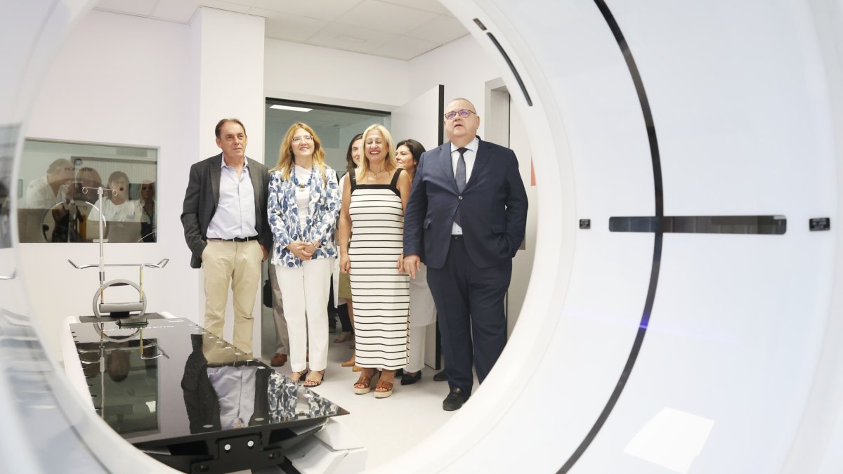 El consejero de Sanidad en la unidad de radioterapia de Soria.