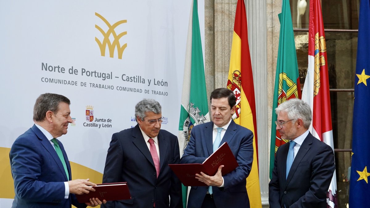 (I a D) El consejero de Presidencia, Luis Miguel González Gago; presidente de la CCRD Norte Antonio Cunha; el presidente de la Junta, Alfonso Fernández Mañueco, y vicepresidente de la CCDR Norte Jorge Sobrado en la V Sesión Plenaria de la Comunidad de Trabajo Castilla y León-Norte de Portugal.