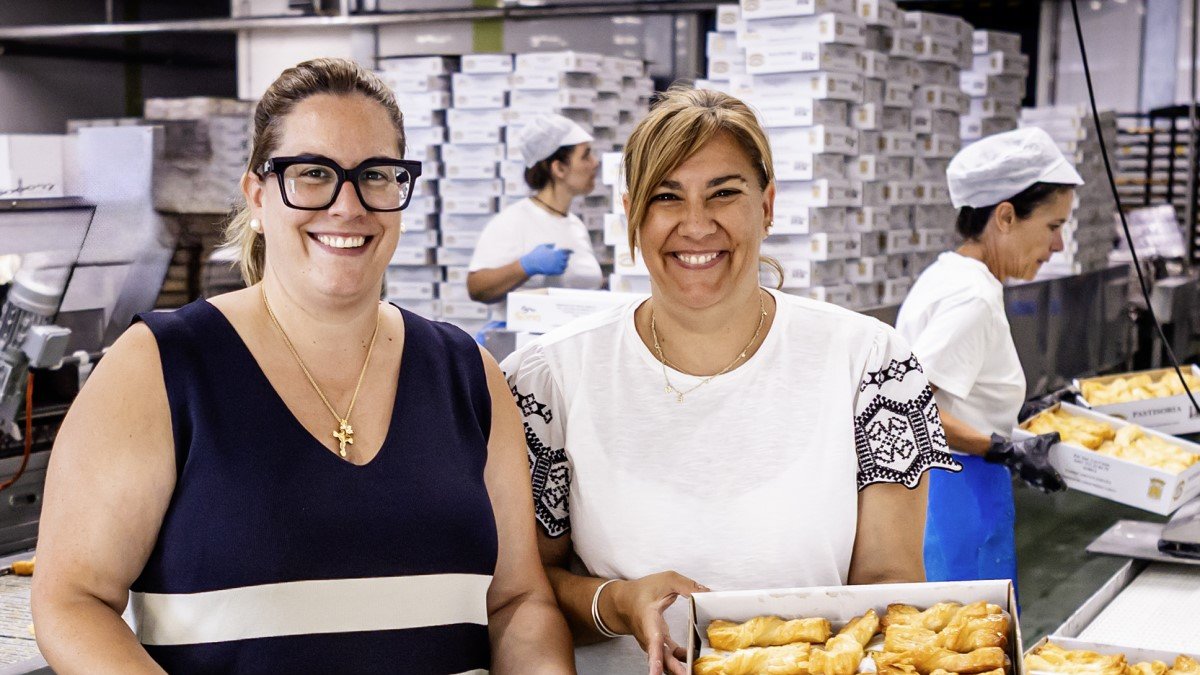 Leticia y Verónica Cerezo posan con cajas de lazos de Pastisoria recién salidos del horno y bañados en el 'juguito' que los hace irresistibles.