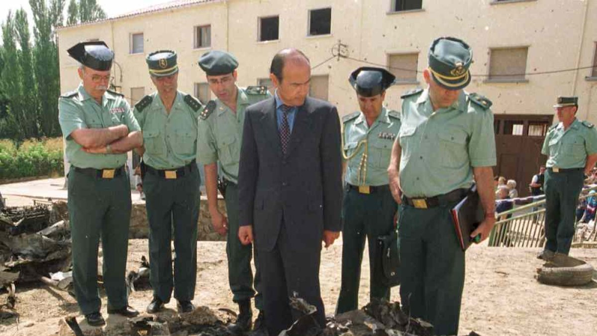 Santiago López Valdivielso, director general del Cuerpo en aquellos momentos, rodeado de agentes de la Guardia Civil
