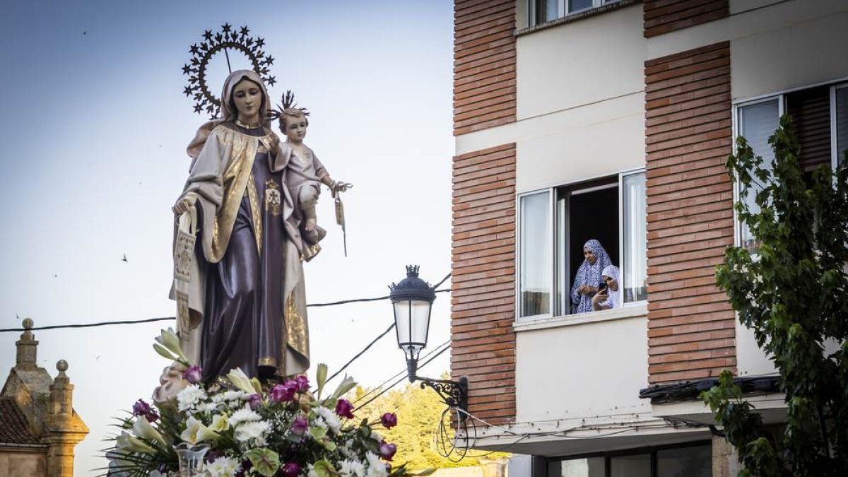 El recorrido pone fin a la novena en honor a la Virgen del Carmen