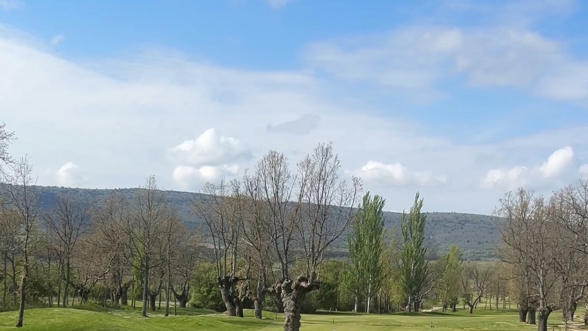 Imagen de uno de los hoyos del campo de Pedrajas.