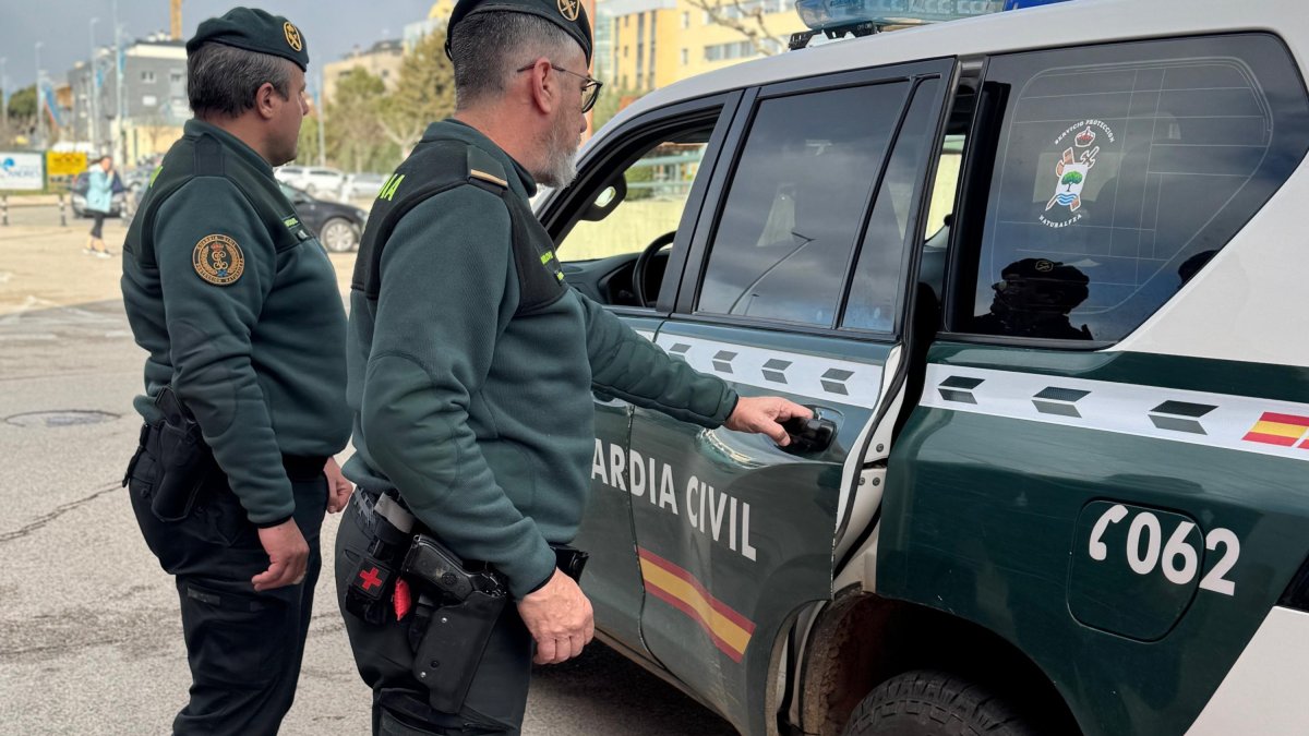 Imagen de archivo de dos agentes de la Guardia Civil.