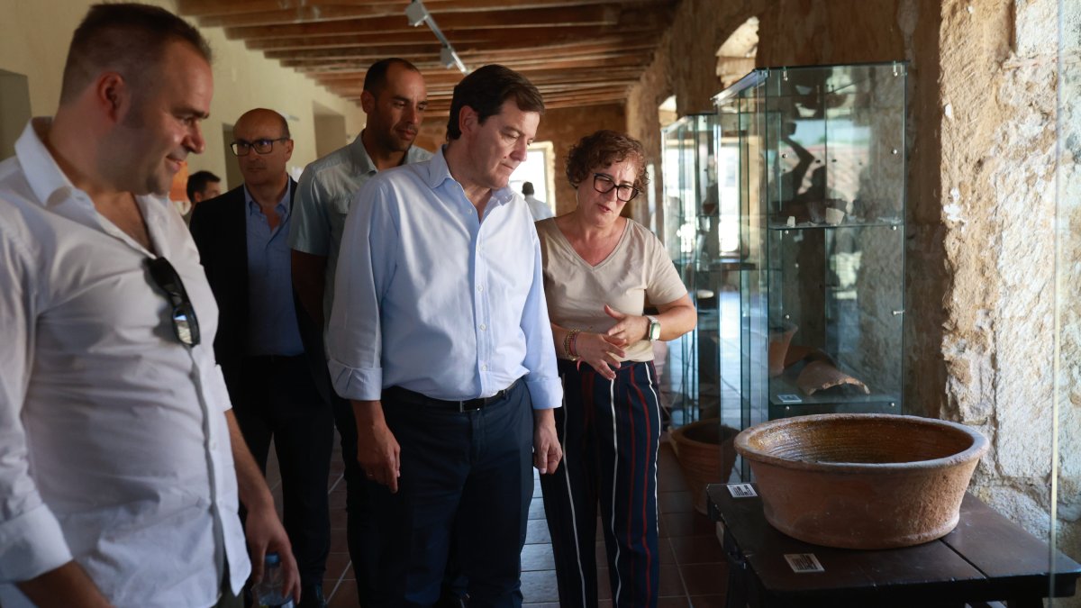 El presidente de la Junta, Alfonso Fernández Mañueco, presenta en Pereruela una nueva medida de apoyo al comercio en el mundo rural.
