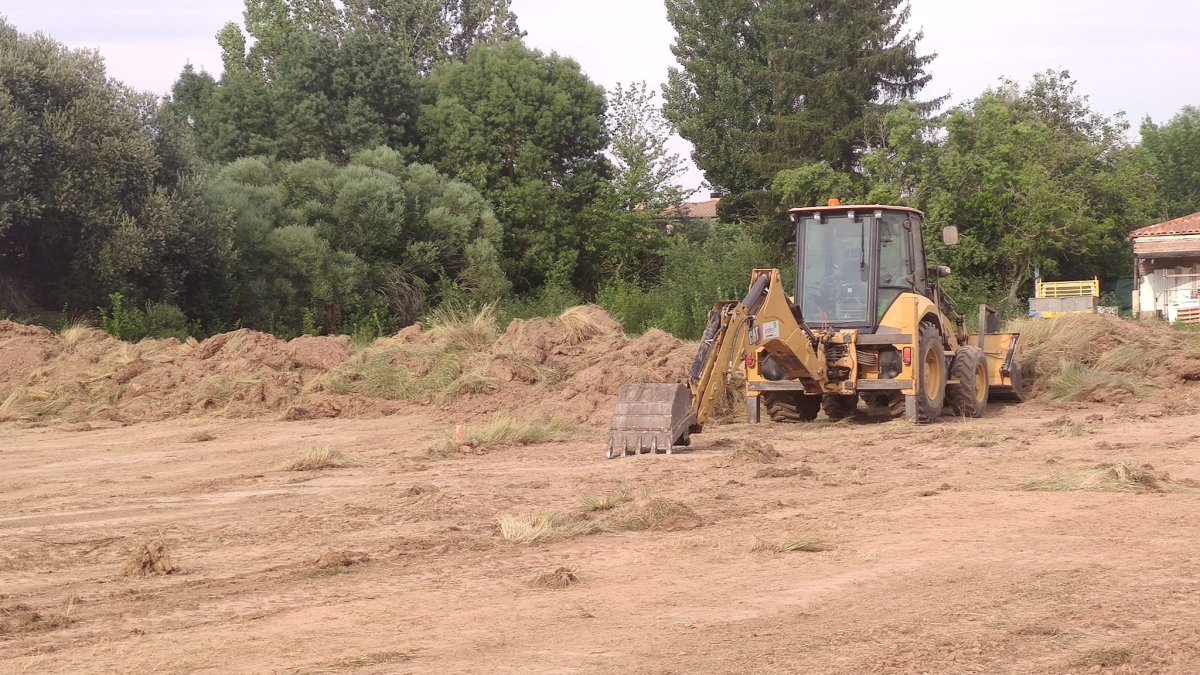 Una máquina excavadora ha limpiado el terreno en el que se ubicará el nuevo campo de fútbol de Golmayo.