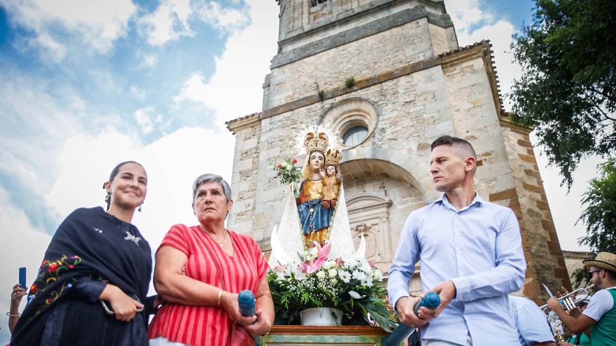 La Blanca reúne a cientos de peregrinos en la romería de Cabrejas del Pinar.