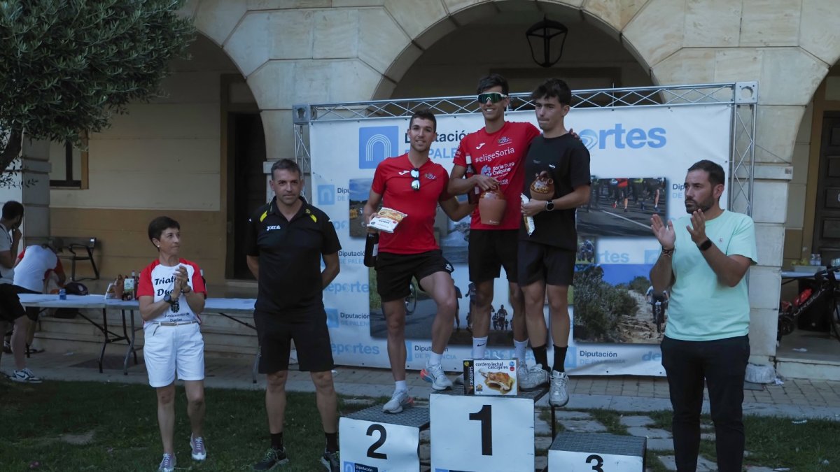Sergio Correa y David Pérez, ambos del Triatlón Soriano, en la primera y segunda plaza del pódium de Dueñas.