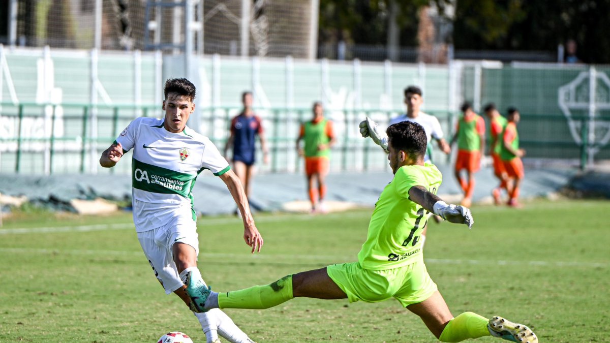 El nuevo refuerzo del Numancia durante un partido con el Elche Ilicitano.