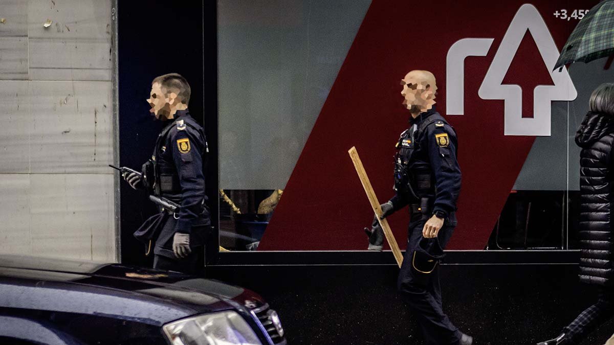 Dos agentes de policía incautan un posible arma