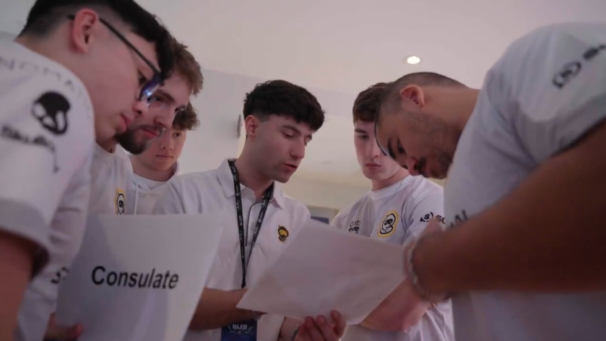 Alonso Díez, en el centro de la imagen, asesorando a sus jugadores.