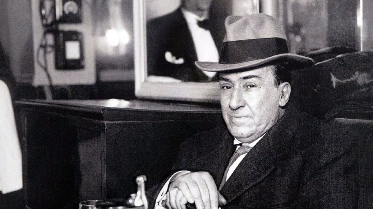 Fotografía mítica de Machado en el año 1933 en el café de las Salesas de Madrid.