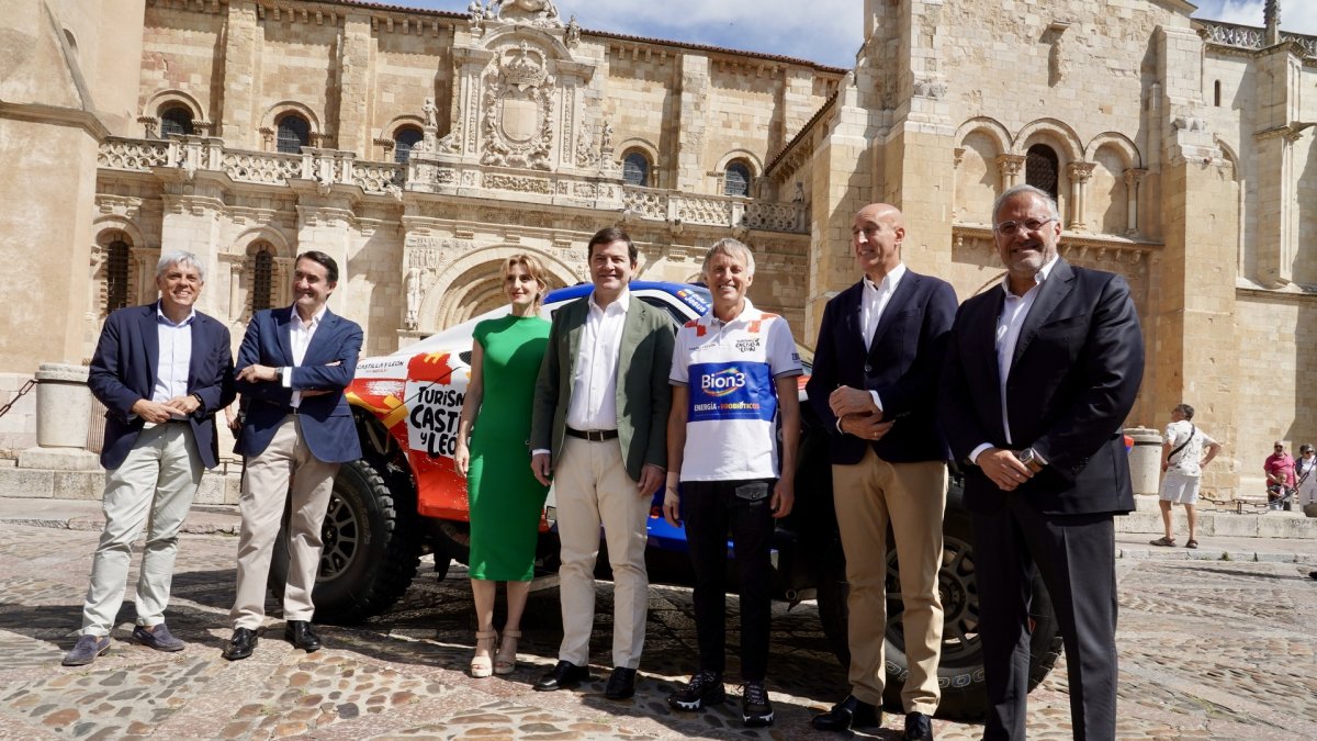 El presidente de la Junta, Alfonso Fernández Mañueco, participa en la presentación del vehículo con el que Jesús Calleja participará en la Baja España Aragón 2025.