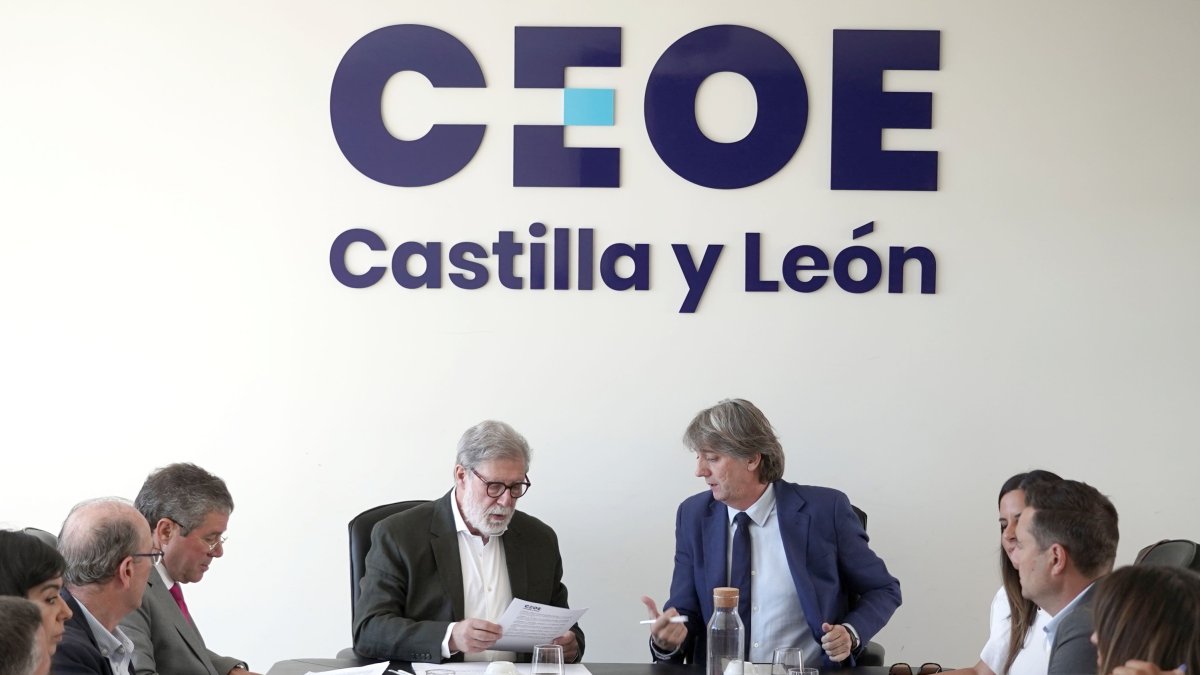 El secretario general del PSOECyL, Carlos Martínez, y el presidente de CEOE CyL, Santiago Aparicio.