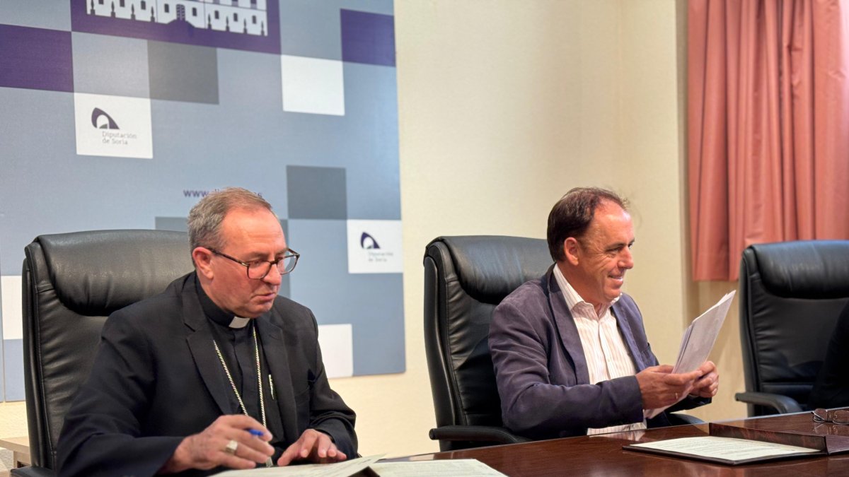 El administrador diocesano de Osma Soria, Abilio Martínez y el presidente de la Diputación, Benito Serrano, firman el convenio.