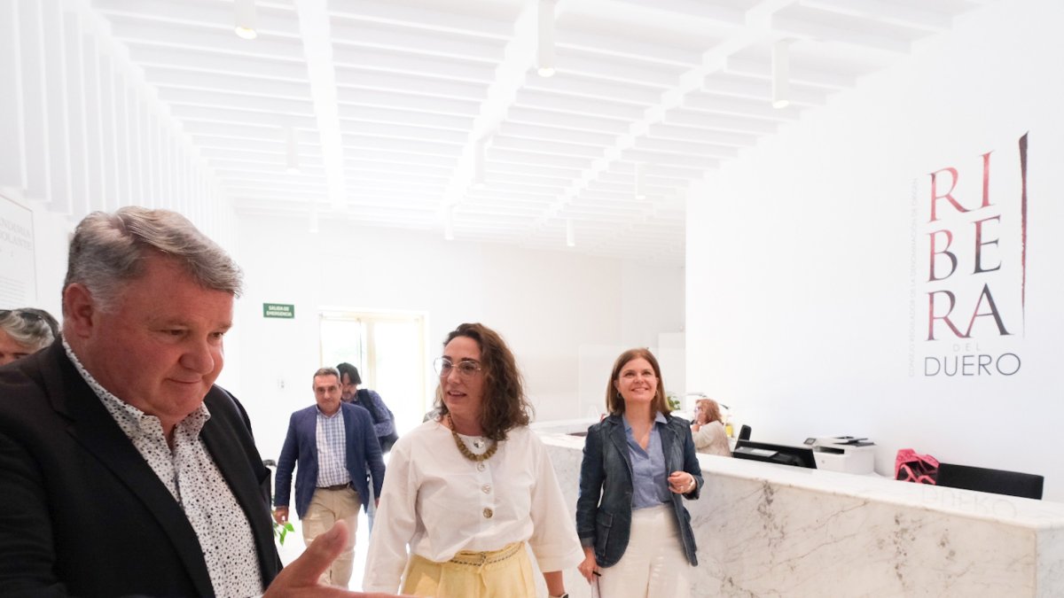 El presidente del Consejo Regulador de la Denominación de Origen Ribera del Duero, Enrique Pascual, con la consejera de Agricultura, Ganadería y Desarrollo Rural, María González Corral.