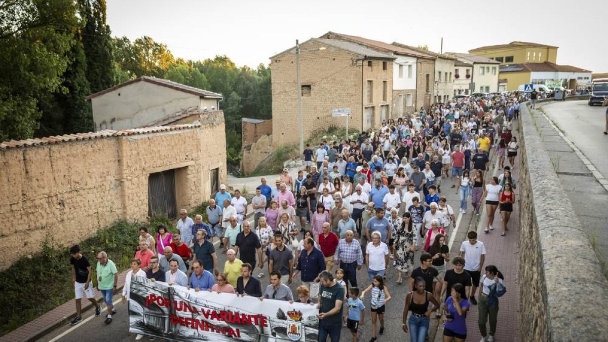 El pueblo salió a la calle para reivindicar la continuación de la infraestructura