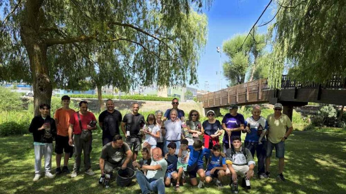 Foto de familia de los participantes y la organización.