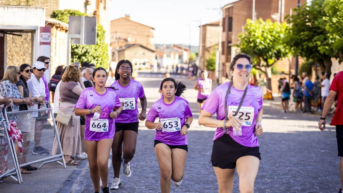 Varias atletas durante una edición anterior de la Carrera Popular Diego Barranco de Quintana Redonda.