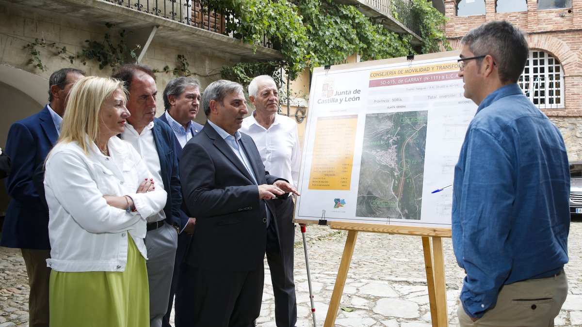 Presentación del proyecto de construcción de la variante de Yanguas con la presencia del consejero de Movilidad, José Luis Sanz Merino.