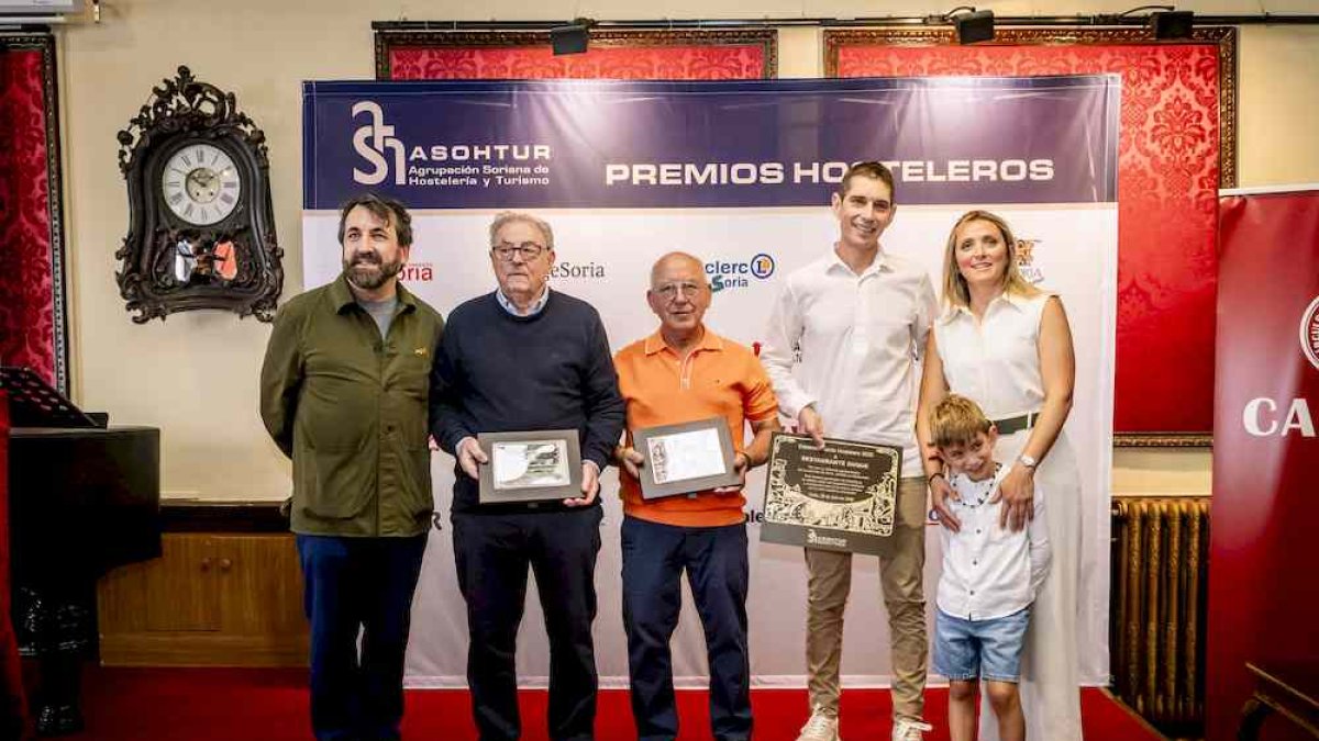 Premiados por los hosteleros en la foto de familia.