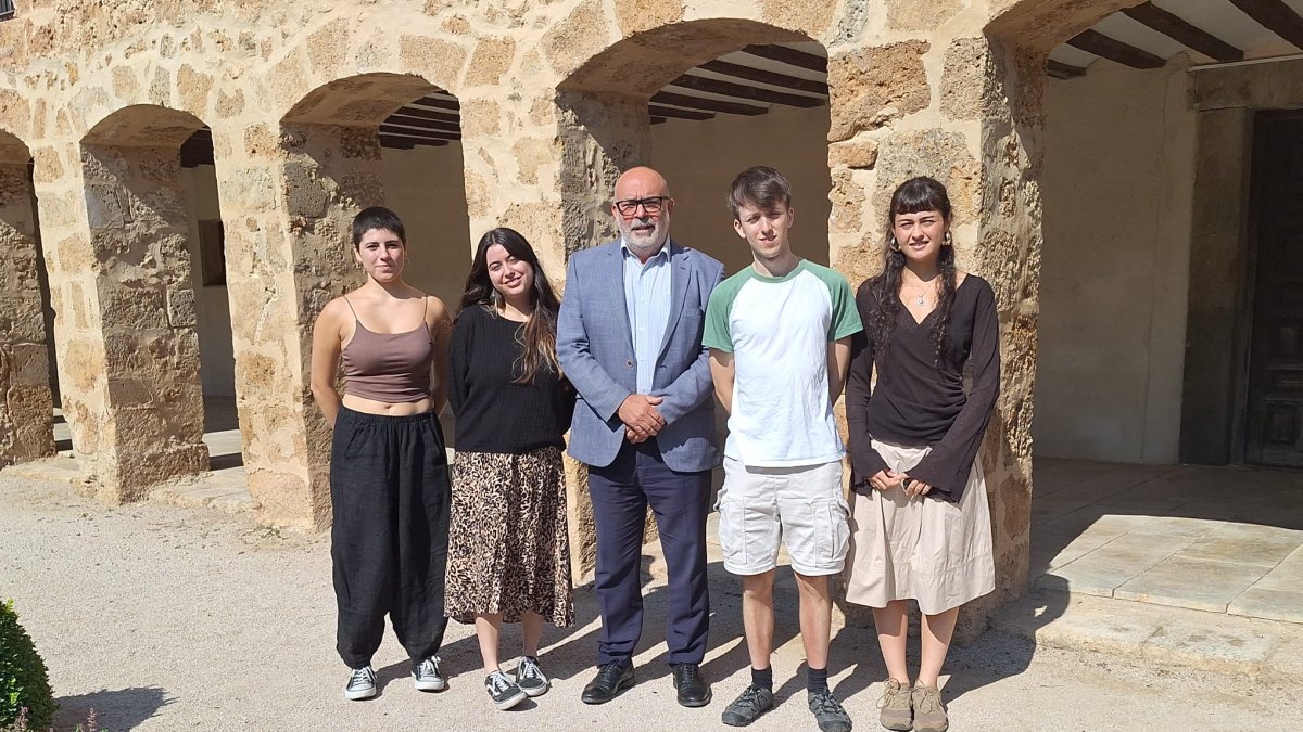 Miguel Latorre junto a los cuatro participantes en el Campus Rural.