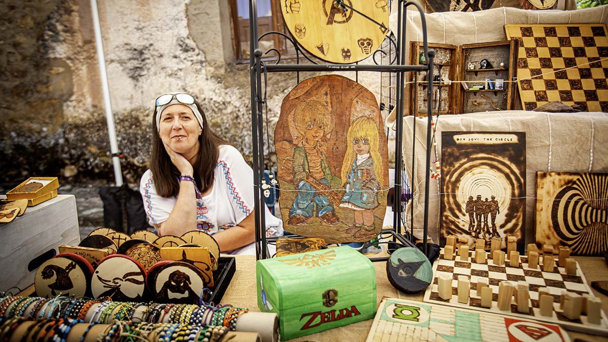 Puesto de artesanía en las Jornadas del indiano en El Royo, en una foto de archivo.