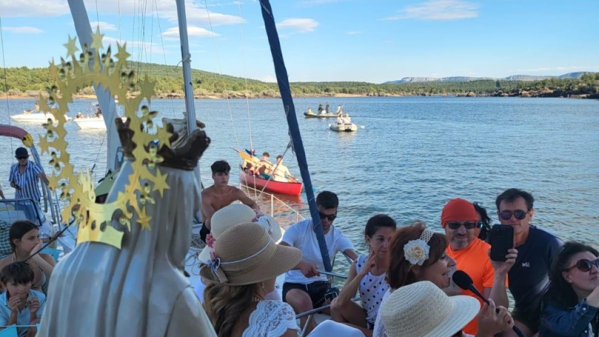 Romería de la Virgen del Carmen con la talla de espaldas.