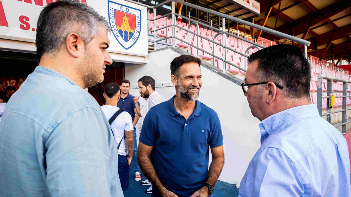 Abel Segovia junto al presidente Patricio de Pedro y el director deportivo Álex Huerta.