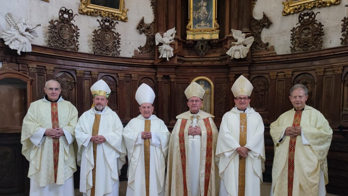 Los obispos participantes en la celebración este viernes en la Catedral de El Burgo y dos abades.