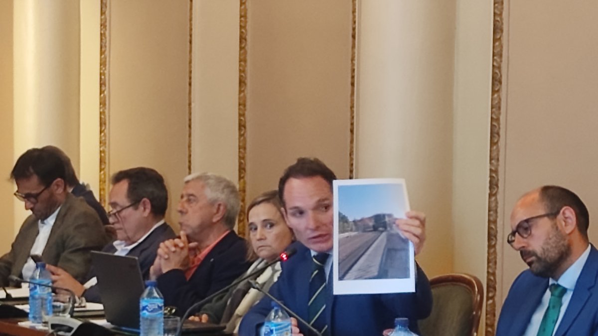 Daniel García muestra las obras en el puente de San Essteban.