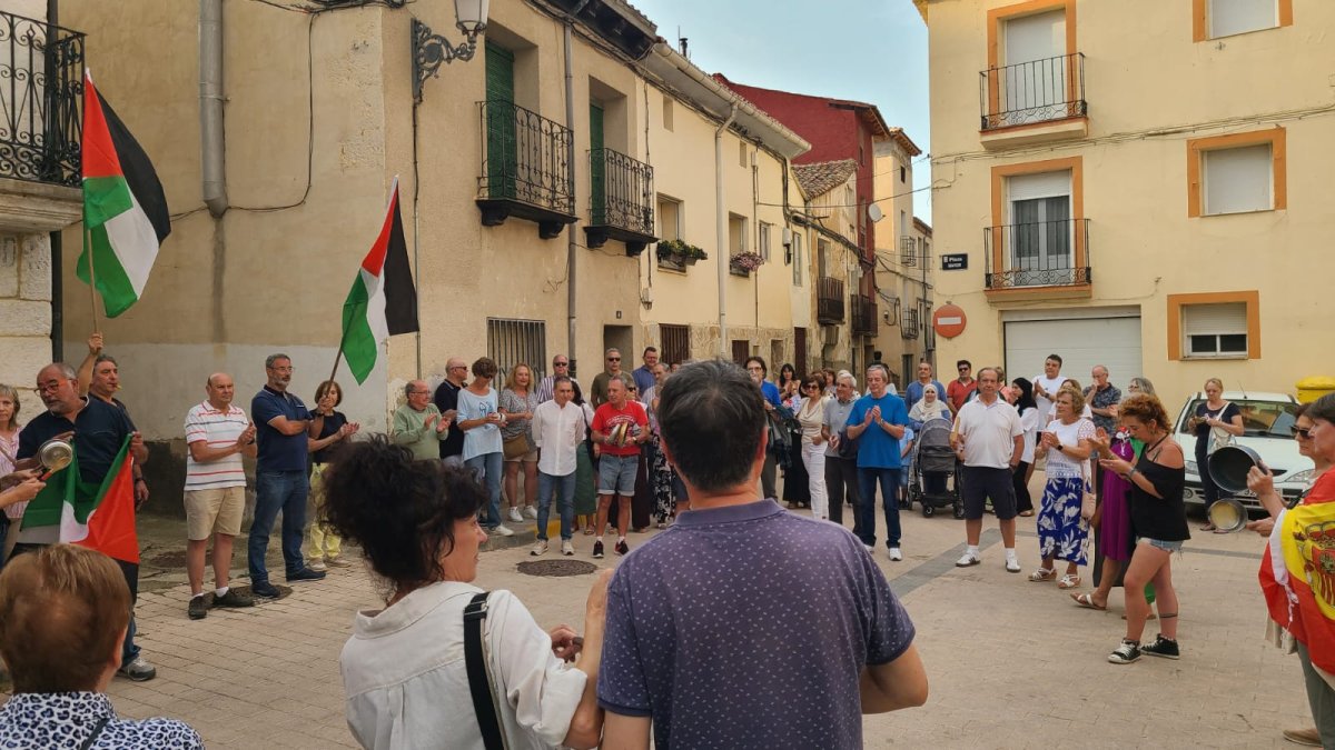 Concentración por el fin de la violencia en Gaza en la plaza Mayor de Arcos de Jalón.